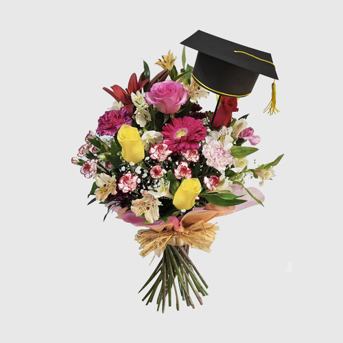 Ramo primaveral con birrete de graduaci&oacute;n, perfecto para celebrar logros acad&eacute;micos con flores frescas y coloridas.